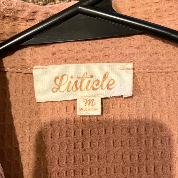 LISTICLE.  TWO PIECE SHORT SET. L/S BLOUSE AND SHORTS. SIZE MEDIUM. SALMON COLOR - Picture 2 of 11